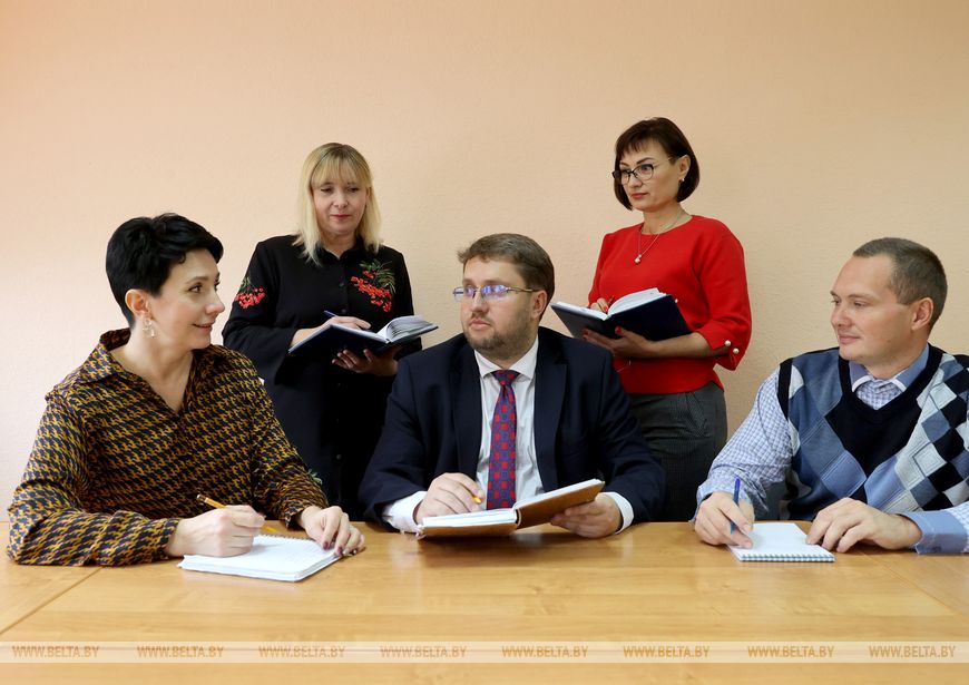 Директор гимназии Константин Киселев (в центре) с коллегами Дианой Алексеенок, Татьяной Бурдо, Татьяной Зориной и Владимиром Тетериным Директор гимназии Константин Киселев (в центре) с коллегами Дианой Алексеенок, Татьяной Бурдо, Татьяной Зориной и Владимиром Тетериным