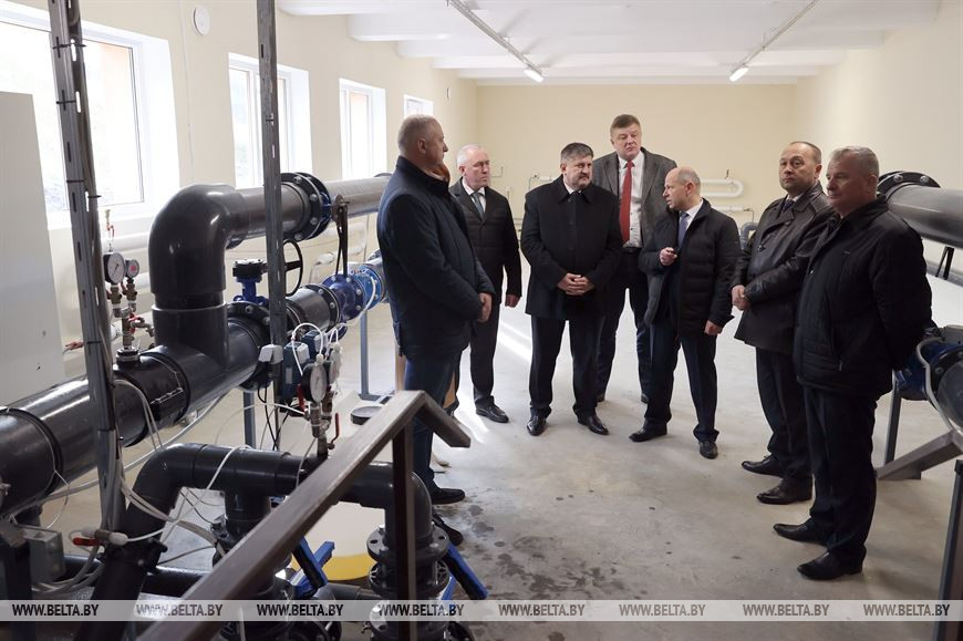 Сергей Реут знакомит почётных гостей с новой станцией