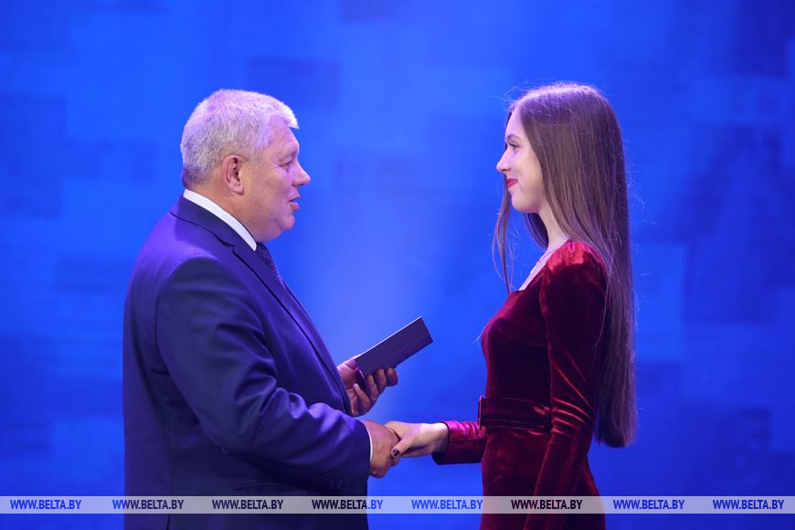 Председатель Гродненского горисполкома Мечислав Гой награждает медалистов Председатель Гродненского горисполкома Мечислав Гой награждает медалистов