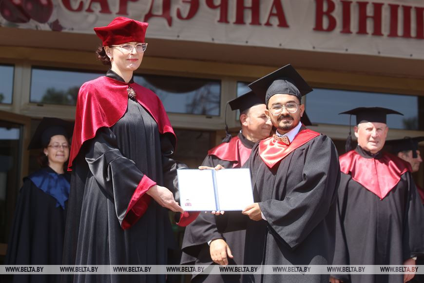 Ректор Гродненского государственного медицинского университета Елена Кроткова вручает дипломы
