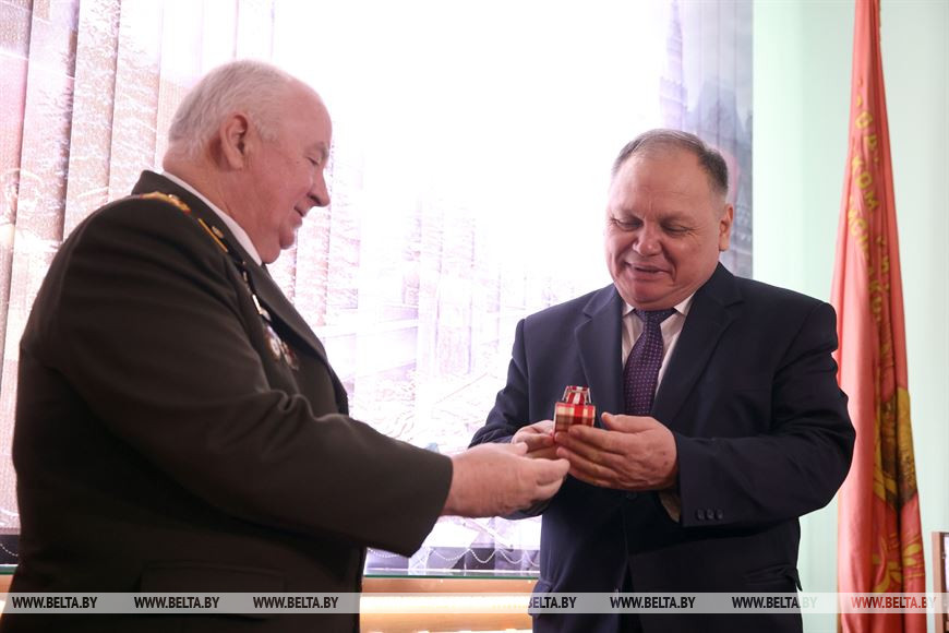 Дмитрий Пересада передал Орден Красного Знамени временному поверенному в делах республики Узбекистан в Республике Беларусь Данияру Абидову Дмитрий Пересада передал Орден Красного Знамени временному поверенному в делах республики Узбекистан в Республике Беларусь Данияру Абидову