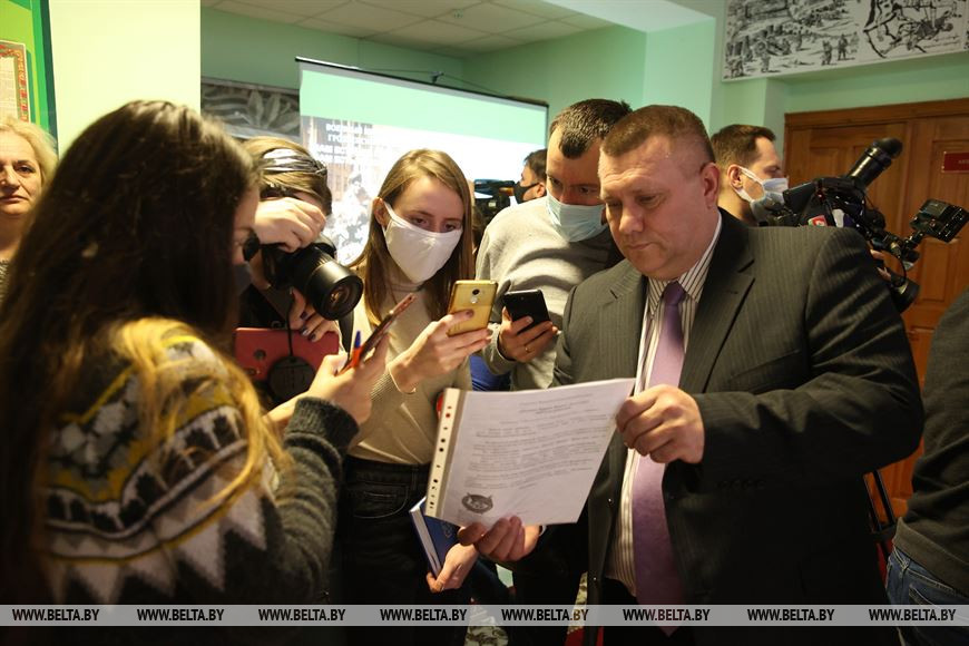 Олег Назаров показывает документы журналистам Олег Назаров показывает документы журналистам