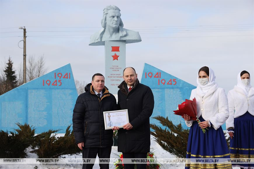 Генеральный директор ГПО "Белтопгаз", член Совета Республики Алексей Кушнаренко награждает Евгения Буевича Генеральный директор ГПО "Белтопгаз", член Совета Республики Алексей Кушнаренко награждает Евгения Буевича