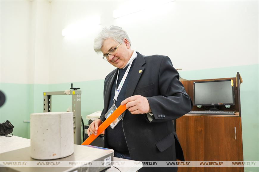 Завкафедрой технологий бетона и строительных материалов Виктор Тур за работой в строительной лаборатории Завкафедрой технологий бетона и строительных материалов Виктор Тур за работой в строительной лаборатории