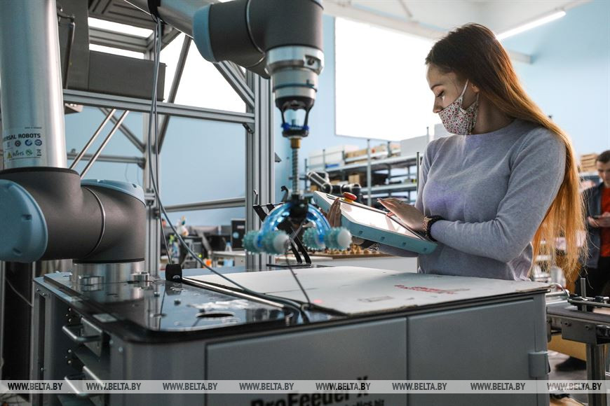 Анастасия Христолюбова в лаборатории робототехники БрГТУ Анастасия Христолюбова в лаборатории робототехники БрГТУ