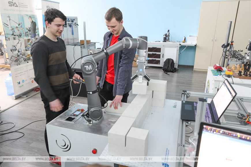 Дмитрий Саковский и Сергей Тыщук работают над роботом-каменщиком Дмитрий Саковский и Сергей Тыщук работают над роботом-каменщиком