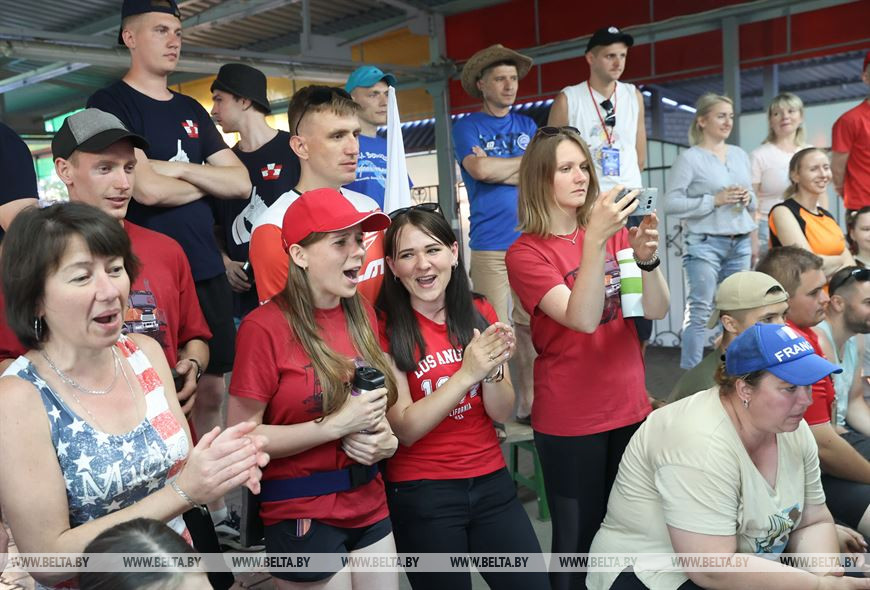 Во время проведения конкурса "Борьба за мужика" Во время проведения конкурса "Борьба за мужика"