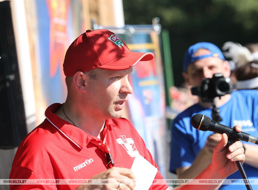 Заместитель председателя профсоюзного комитета БМЗ Вячеслав Липаткин во время приветствия участников фестиваля Заместитель председателя профсоюзного комитета БМЗ Вячеслав Липаткин во время приветствия участников фестиваля