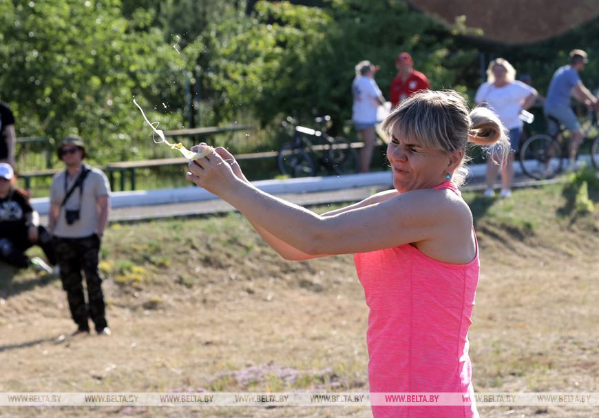 Во время проведения конкурса по метанию куриных яиц "Ловкость рук" Во время проведения конкурса по метанию куриных яиц "Ловкость рук"