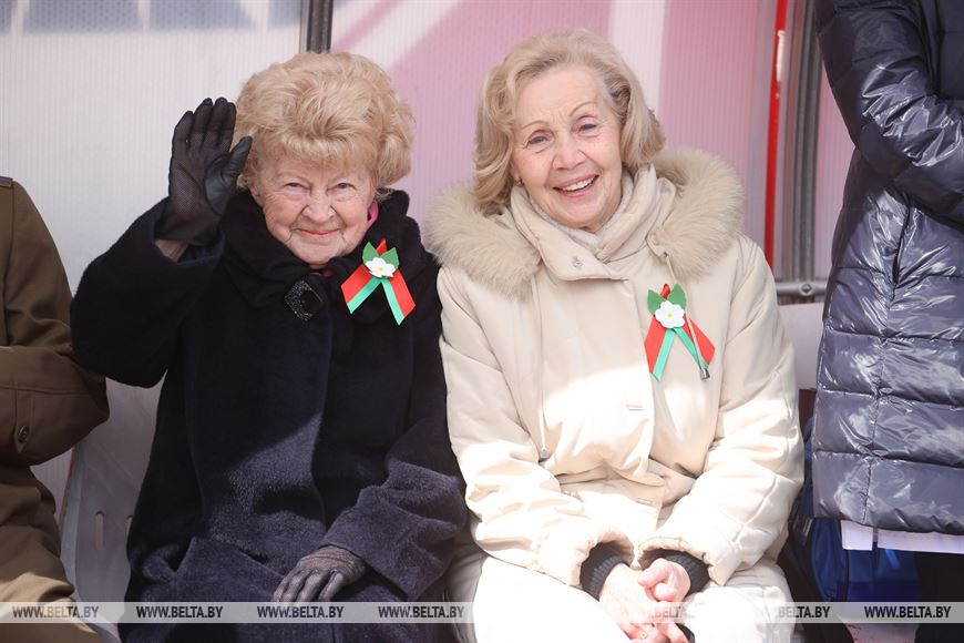 Ветеран Великой отечественной войны Валентина Баранова и чемпионка XVIII Летних Олимпийских игр в Токио по спортивной гимнастике Елена Волчецкая