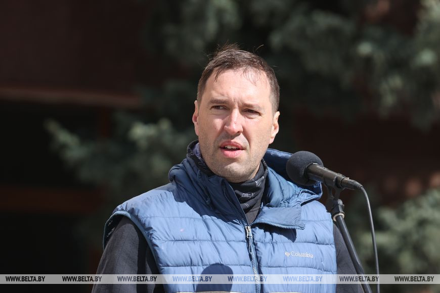 Начальник управления спорта и туризма Гомельского облисполкома Павел Старосветский с напутственным словом к участникам велопробега Начальник управления спорта и туризма Гомельского облисполкома Павел Старосветский с напутственным словом к участникам велопробега