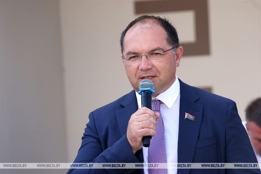 Генеральный директор ОАО "Беларуськалий" Иван Головатый во время поздравления новоселов Генеральный директор ОАО "Беларуськалий" Иван Головатый во время поздравления новоселов