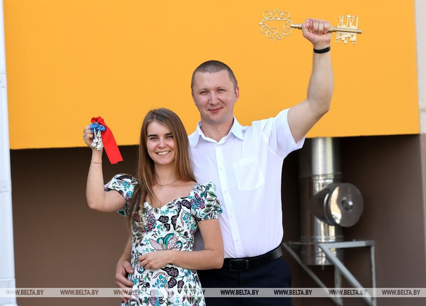 Новоселы Евгений Баранов с супругой Натальей Новоселы Евгений Баранов с супругой Натальей