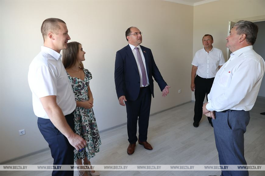 Генеральный директор ОАО "Беларуськалий" Иван Головатый – гость семьи новоселов Барановых Генеральный директор ОАО "Беларуськалий" Иван Головатый – гость семьи новоселов Барановых