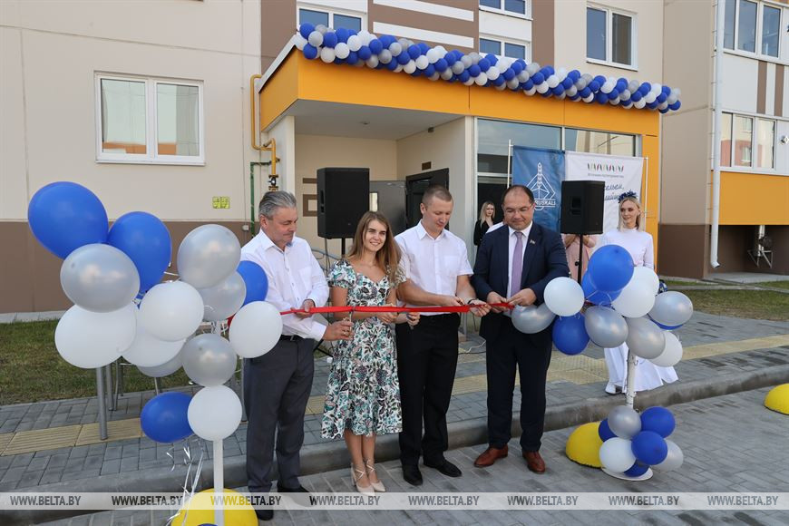 Во время церемонии торжественного открытия нового жилого дома (слева направо) Генеральный директор подрядной строительной организации ОАО "Гомельский ДСК" Александр Гончаров, молодая семья Евгения и Натальи Барановой, генеральный директор ОАО "Беларуськалий" Иван Головатый Во время церемонии торжественного открытия нового жилого дома (слева направо) Генеральный директор подрядной строительной организации ОАО "Гомельский ДСК" Александр Гончаров, молодая семья Евгения и Натальи Барановой, генеральный директор ОАО "Беларуськалий" Иван Головатый