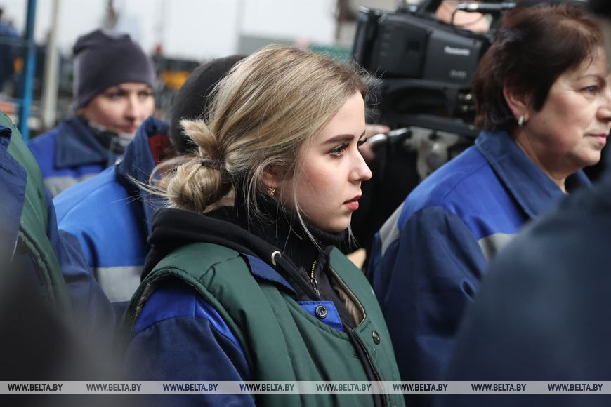 Во время беседы с рабочими предприятия Во время беседы с рабочими предприятия