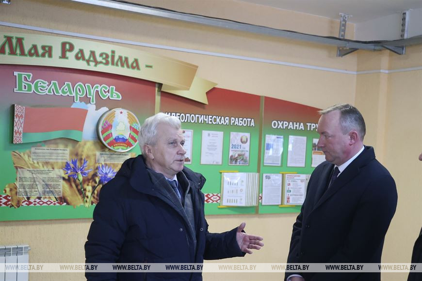 Директор ОАО "Ольса" Николай Цыкунов знакомит с предприятием помощника Президента - инспектора по Могилевской области Леонида Мартынюка Директор ОАО "Ольса" Николай Цыкунов знакомит с предприятием помощника Президента - инспектора по Могилевской области Леонида Мартынюка