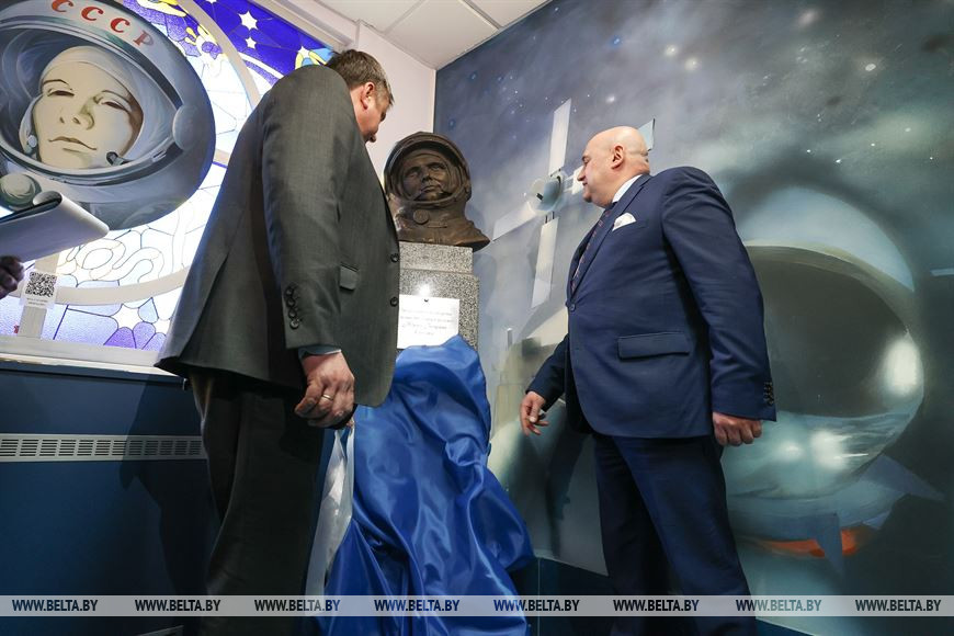 Председатель Брестского облисполкома Юрий Шулейко и временный поверенный в делах России в Беларуси Петр Фролов открывают бюст Юрию Гагарину Председатель Брестского облисполкома Юрий Шулейко и временный поверенный в делах России в Беларуси Петр Фролов открывают бюст Юрию Гагарину