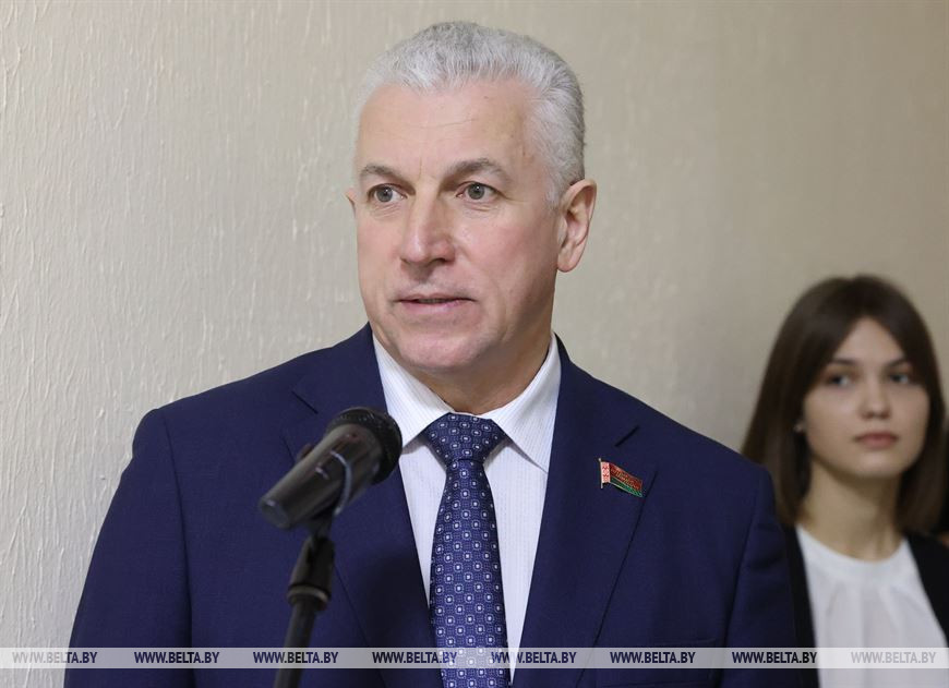 Выступает ректор университета Анатолий Щастный