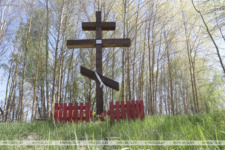 Крест-оберег в отселённой деревне Глуховичи Крест-оберег в отселённой деревне Глуховичи