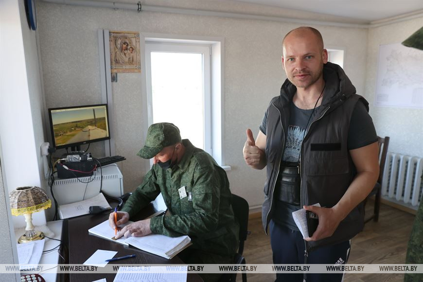 Бывший житель деревни Савичи, а ныне житель города Сергиев Пасад Артем Смальцев следует на Радуницу в родную деревню Бывший житель деревни Савичи, а ныне житель города Сергиев Пасад Артем Смальцев следует на Радуницу в родную деревню