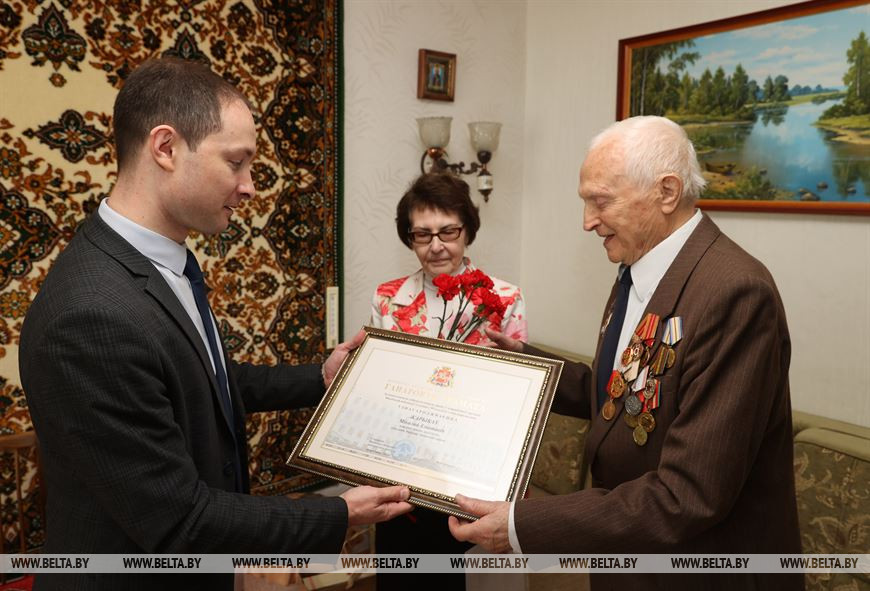Главный специалист управления организационно-кадровой работы Витебского облисполкома Георгий Козлов вручает почетную грамоту облисполкома Николаю Жарикову Главный специалист управления организационно-кадровой работы Витебского облисполкома Георгий Козлов вручает почетную грамоту облисполкома Николаю Жарикову