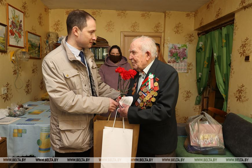 Георгий Козлов поздравляет ветерана Аркадия Однорукова Георгий Козлов поздравляет ветерана Аркадия Однорукова