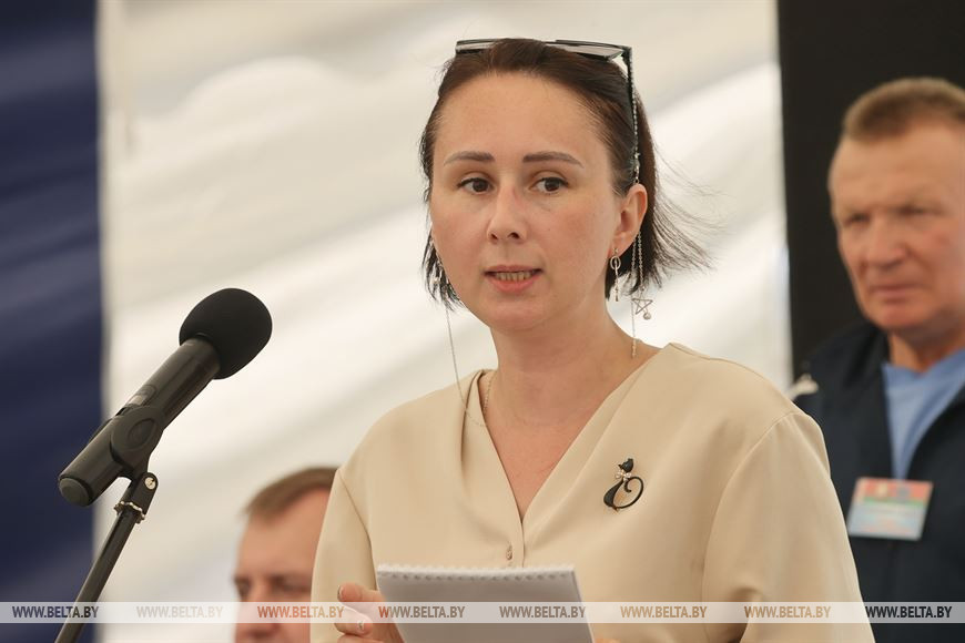 Первый заместитель председателя Наровлянского райисполкома Наталья Коваль во время выступления на открытии слёта Первый заместитель председателя Наровлянского райисполкома Наталья Коваль во время выступления на открытии слёта