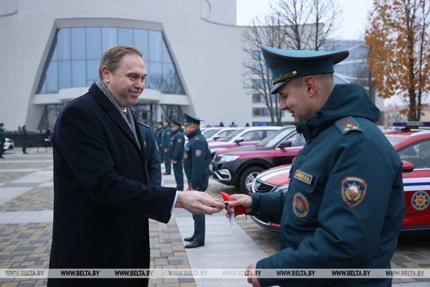 Владимир Караник вручает ключи от автомобилей