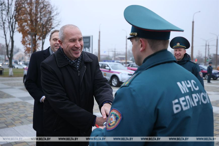 Помощник Президента - инспектор по Гродненской области Юрий Караев вручает ключи от автомобилей