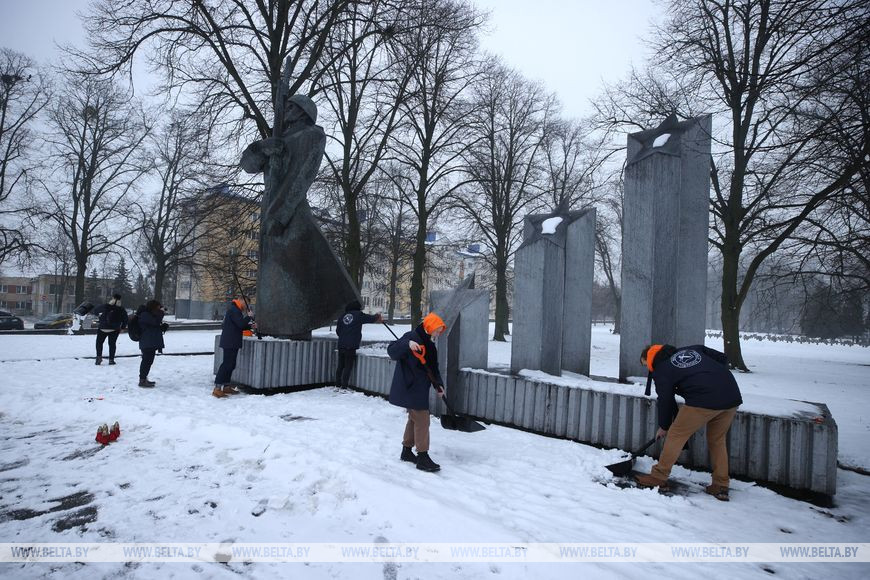 Трудовая акция по уборке снега на воинском кладбище на улице Белуша Трудовая акция по уборке снега на воинском кладбище на улице Белуша