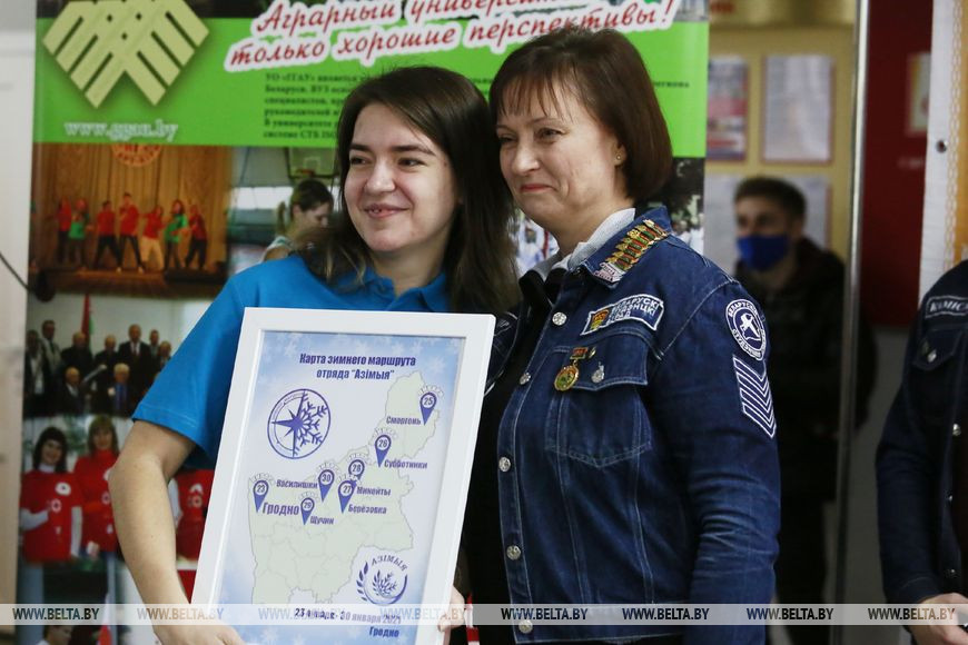 Командир Республиканского штаба студенческих отрядов Надежда Шаховская (справа) вручила командиру отряд "Азiмыя" Виктории Бобнис карту "Зимнего маршрута" Командир Республиканского штаба студенческих отрядов Надежда Шаховская (справа) вручила командиру отряд "Азiмыя" Виктории Бобнис карту "Зимнего маршрута"
