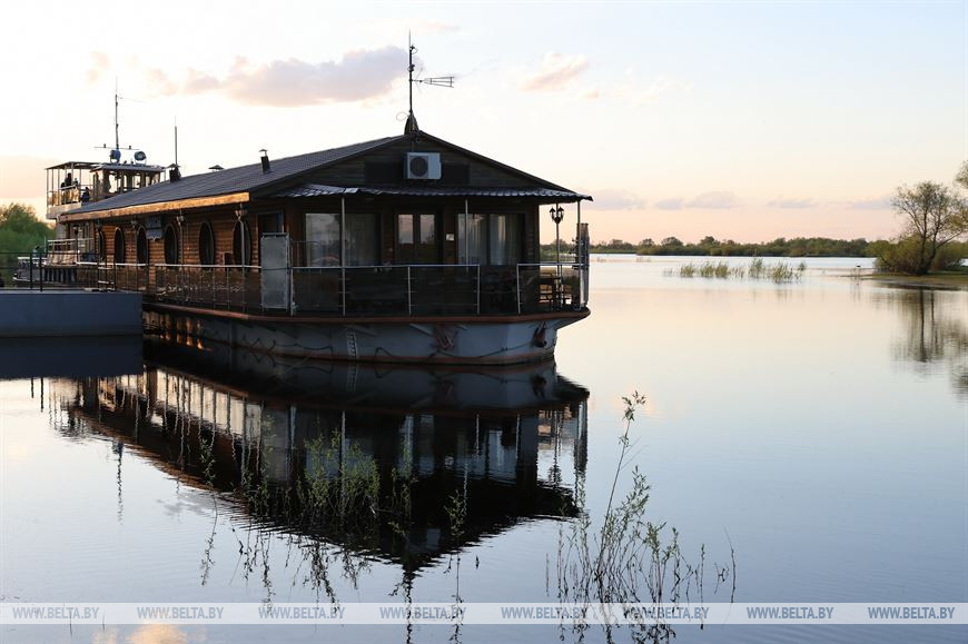 Плавучая гостиницв на реке Припять Плавучая гостиницв на реке Припять