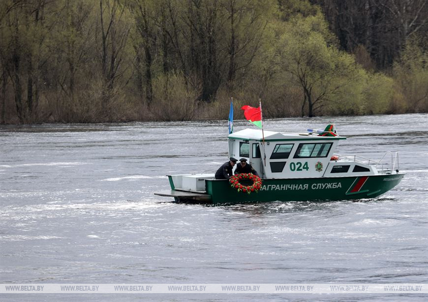 Во время парада плавучих средств и спуска венка в память о погибших пограничниках Во время парада плавучих средств и спуска венка в память о погибших пограничниках