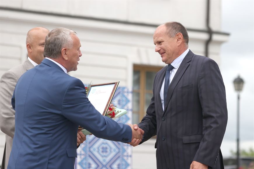 Владимир Цумарев вручает свидетельство Андрею Казанскому, проректору по воспитательной работе БРУ Владимир Цумарев вручает свидетельство Андрею Казанскому, проректору по воспитательной работе БРУ