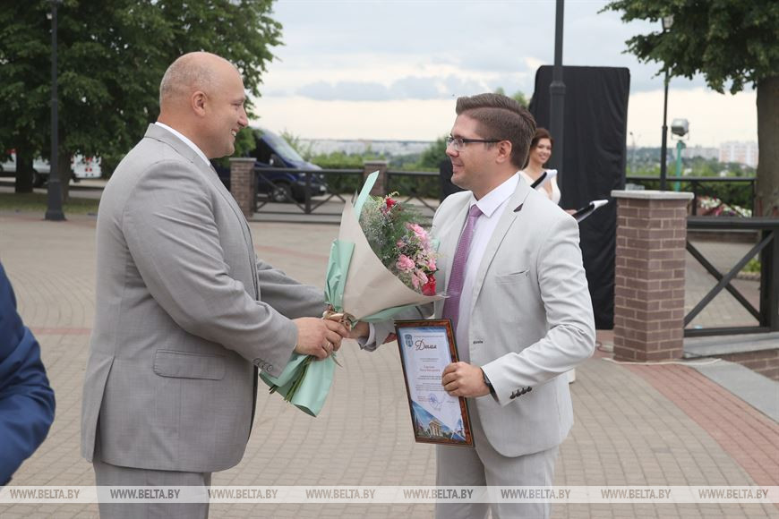 Максим Гурин вручает свидетельство Павлу Савельеву Максим Гурин вручает свидетельство Павлу Савельеву