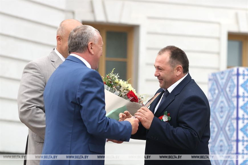 Владимир Цумарев вручает свидетельство Левону Аракеляну, директору ОАО "Могилевский домостроительный комбинат" Владимир Цумарев вручает свидетельство Левону Аракеляну, директору ОАО "Могилевский домостроительный комбинат"