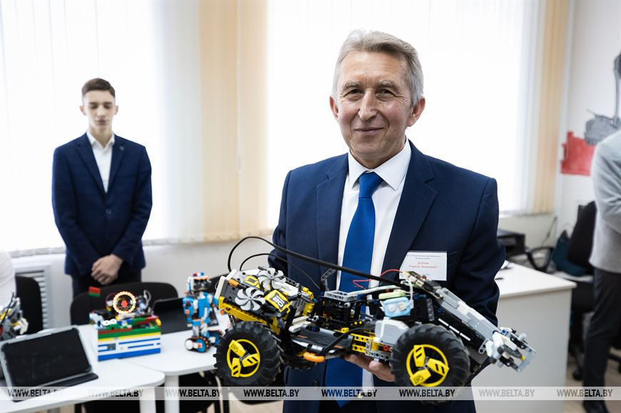 Директор школы Сергей Дубман Директор школы Сергей Дубман