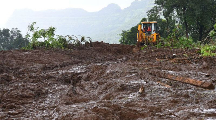 Оползень в деревне Талийе - с помощью экскаваторов под завалами земли ищут уцелевших. Фото Getty Images