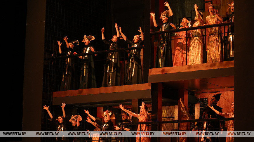 Во время спектакля