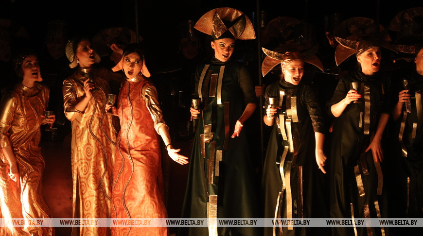 Во время спектакля