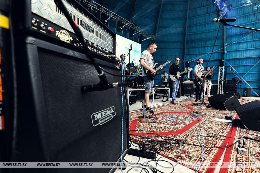 Во время выступления группы Гардероб