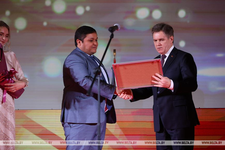 Игорь Петришенко вручил специальный приз Президента "За гуманизм и духовность в кино" Джахонгиру Ахмедову