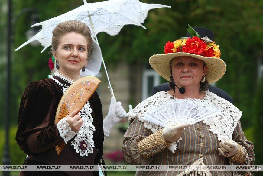 "Гродненские сезоны пани Элизы" в Гродно, 2017. В образе Элизы Ожешко - Ольга Богданович (слева). "Гродненские сезоны пани Элизы" в Гродно, 2017. В образе Элизы Ожешко - Ольга Богданович (слева).