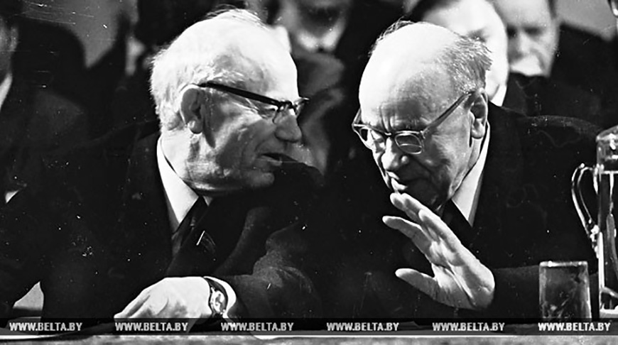 Народный поэт Беларуси Петрусь Бровка (слева) и Кондрат Крапива. 29 апреля 1974 года. Фото из архива Народный поэт Беларуси Петрусь Бровка (слева) и Кондрат Крапива. 29 апреля 1974 года. Фото из архива