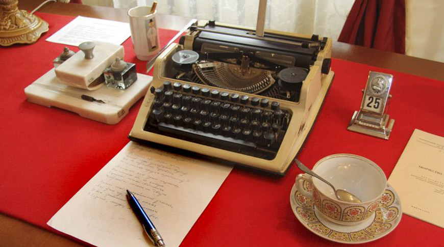 Рабочий стол писателя в экспозиции краеведческого музея Узды. Фото НББ Рабочий стол писателя в экспозиции краеведческого музея Узды. Фото НББ
