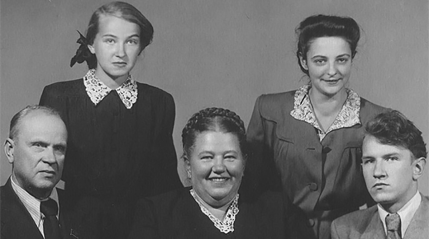 Кондрат Крапива с семьей. Фото из семейного архива Кондрат Крапива с семьей. Фото из семейного архива