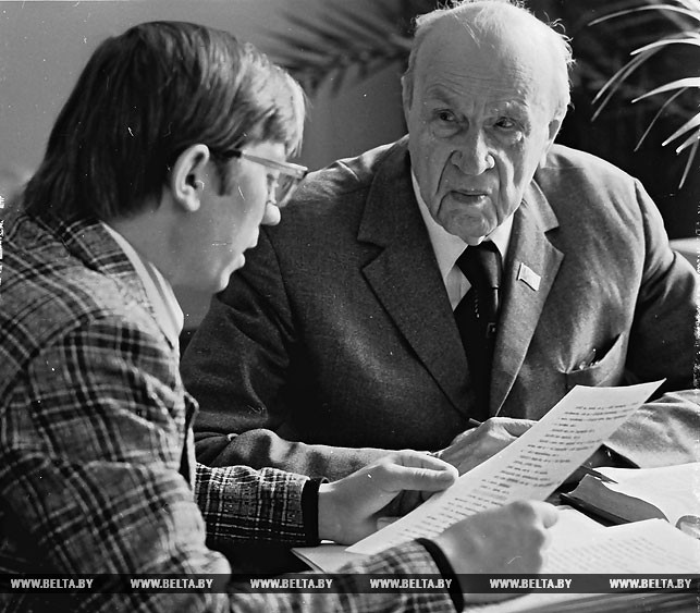 К.Атрахович (Кондрат Крапива) и младший научный сотрудник Института языкознания АН БССР М.Поздняков просматривают материалы нового русско-белорусского словаря. Минск, 7 января 1980 года. Фото из архива К.Атрахович (Кондрат Крапива) и младший научный сотрудник Института языкознания АН БССР М.Поздняков просматривают материалы нового русско-белорусского словаря. Минск, 7 января 1980 года. Фото из архива