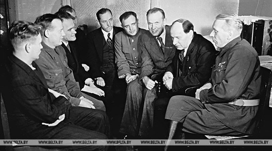 Дома у Якуба Коласа. Справа налево: М.Лыньков, Я.Колас, К.Крапива, П.Ковалев, В.Борисенко, П.Глебка, М.Лужанин, П.Бровка и М.Танк в день 65-летия Якуба Коласа. 3 ноября 1947 года. Фото из архива Дома у Якуба Коласа. Справа налево: М.Лыньков, Я.Колас, К.Крапива, П.Ковалев, В.Борисенко, П.Глебка, М.Лужанин, П.Бровка и М.Танк в день 65-летия Якуба Коласа. 3 ноября 1947 года. Фото из архива