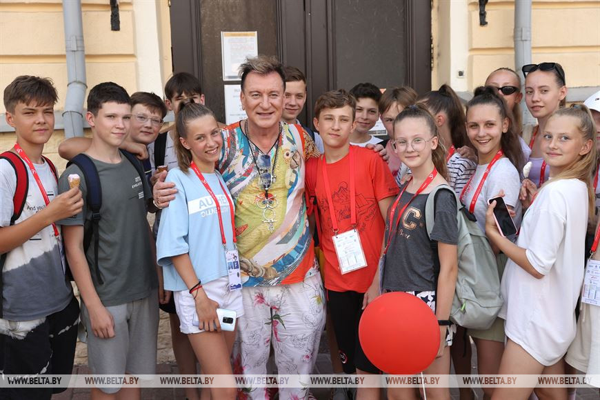 Российский певец и член жюри конкурса молодых исполнителей Сергей Пенкин с участниками фестиваля